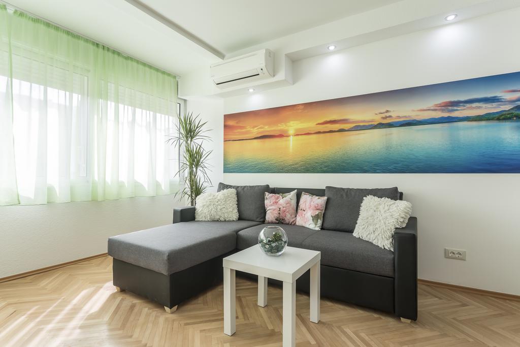 Apartment Petro Oldtown สปลิท ภายนอก รูปภาพ